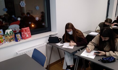 Zdjęcie przedstawia student&oacute;w w sali wykładowej podczas warsztat&oacute;w z języka polskiego