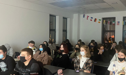 Zdjęcie przedstawia student&oacute;w w sali wykładowej podczas warsztat&oacute;w z języka polskiego